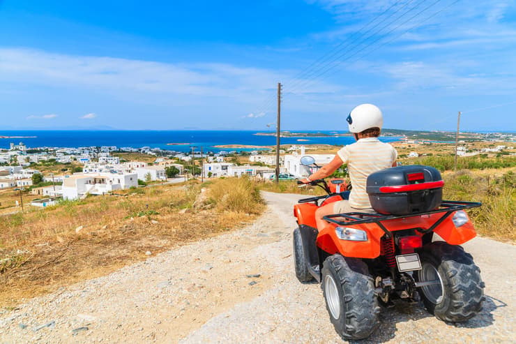טרקטורון באי פארוס, יוון (צילום: Pawel Kazmierczak / shutterstock) טרקטורון באי פארוס, יוון