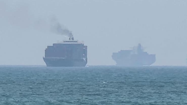 התנועה בהורמוז עדיין משובשת (צילום: AFPTV / AFP) ספינות כלי שיט באזור איחוד האמירויות סמוך ל מצרי הורמוז