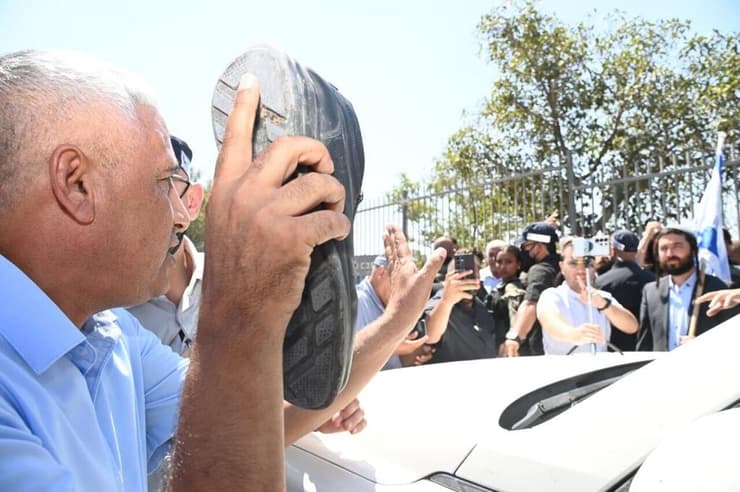 מפגינים נגד ח"כ צבי סוכות מחוץ לבית ספר ברהט