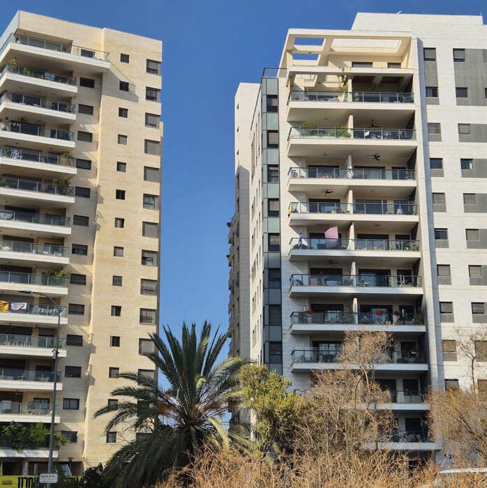 אתגרים משמעותיים לקבלן ליזם ולרוכשי הדירות". בנייני מגורים במרכז (צלם: אורי חודי) אתגרים משמעותיים לקבלן ליזם ולרוכשי הדירות". בנייני מגורים במרכז