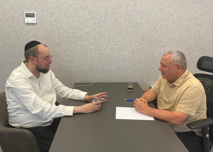 איזנקוט בפגישה עם הפרשן החרדי ישראל כהן גדי איזנקוט בפגישה עם הפרשן החרדי ישראל כהן