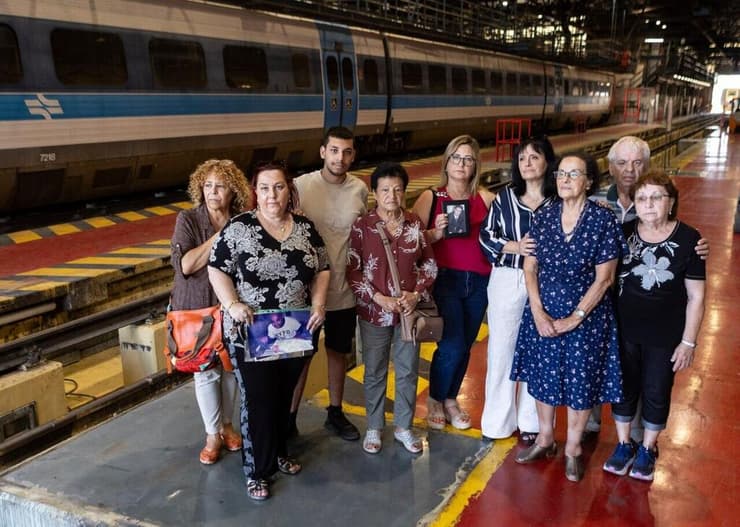 מימין: לובה ובוריס פלדמן, רבקה בן שמעון ובתה אסנת, סיגל חזן, ומשפחתו של עשהאל דמתי ז"ל - שושנה, הבן עמית, האלמנה טלי והאחות אראלה (צילום: גיל נחושתן) משפחות אסון השמונה - נפילת טיל במוסך הרכבת בחיפה