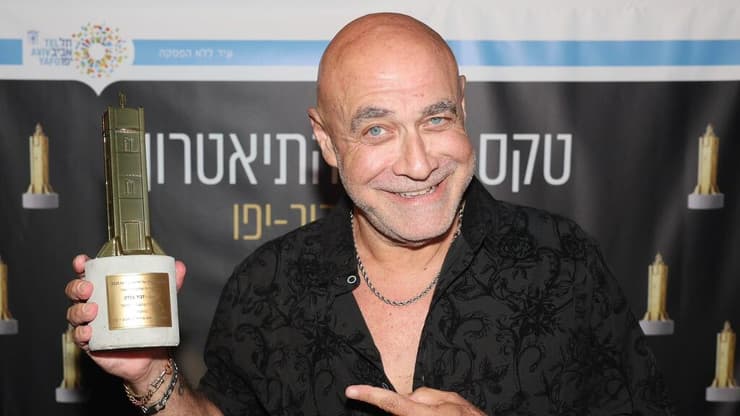 דביר בנדק. מתוך טקס פרסי התיאטרון תל אביב-יפו (צילום: רפי דלויה) דביר בנדק. מתוך טקס פרסי התיאטרון תל אביב-יפו