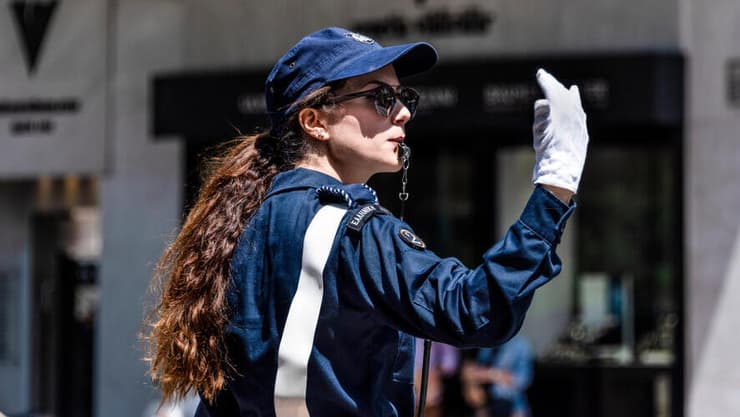שוטרת ביוון. אם החוקים יאושר הנוף בכבישים ישתנה (צילום: Rolf G Wackenberg / shutterstock) שוטרת ביוון. אם החוקים יאושר הנוף בכבישים ישתנה