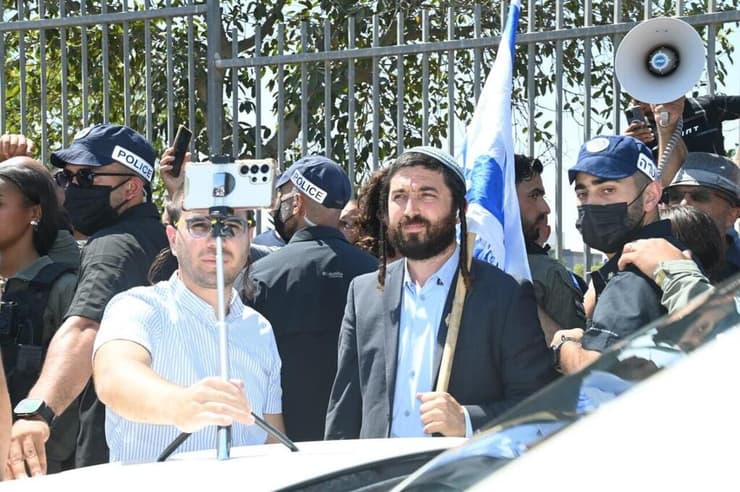 מפגינים נגד ח"כ צבי סוכות מחוץ לבית ספר ברהט