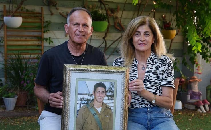 ציון ומיכל סעדיה עם תמונתו של לירן ז"ל. "אנחנו מנסים לחיות, לחשוב חיובי" (צילום: אפי שריר) ציון ומיכל סעדיה, הוריו של לירן ז"ל שנהרג במלחמה לבנון השנייה