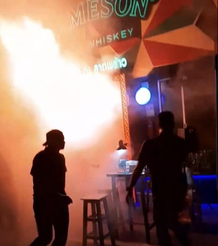 הלהבה בקעה החוצה בעוצמה אדירה - ואלו שברחו התכופפו בניסיון לחמוק מהאש (צילום: Fire & Rescue Thailand) שריפה מסעדה בנגקוק תאילנד