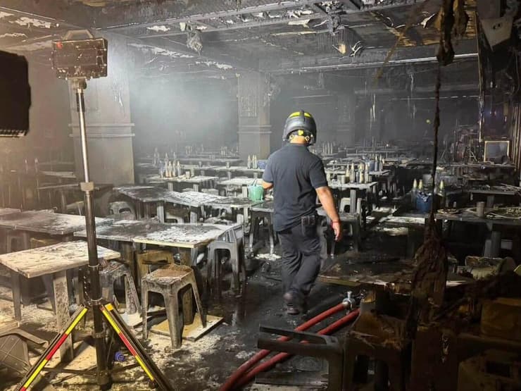 השולחנות והכיסאות המפוחים, אחרי שהשריפה כובתה (צילום: Fire & Rescue Thailand) שריפה מסעדה בנגקוק תאילנד