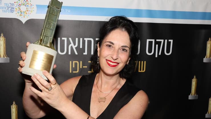 זוכת פרס הבימוי, שיר גולדברג. מתוך טקס פרסי התיאטרון תל אביב-יפו (צילום: רפי דלויה) שיר גולדברג. מתוך טקס פרסי התיאטרון תל אביב-יפו