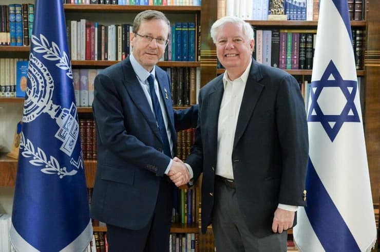 גרהאם עם הנשיא הרצוג. "מגדלור של בהירות מוסרית" גרהאם והרצוג