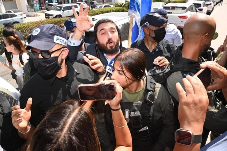 מפגינים נגד ח"כ צבי סוכות מחוץ לבית ספר ברהט
