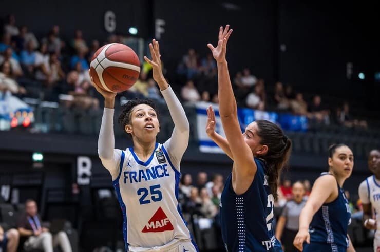 כהן מנסה לשמור על ריזאשה (צילום: FIBA PHOTOS) כהן מנסה לשמור על ריזאשה