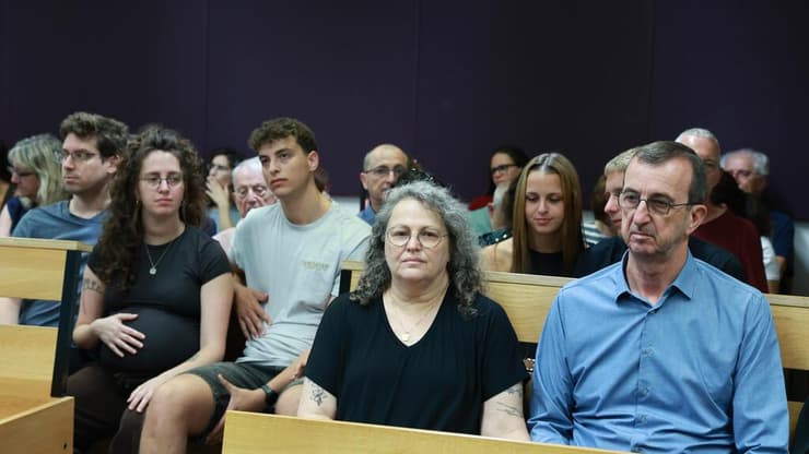 משפחת המנוחה (צילום: דנה קופל) דיון גזר דין לעמית אלמוג המואשם ברצח בת זוגו מאיה ווישניאק ז"ל