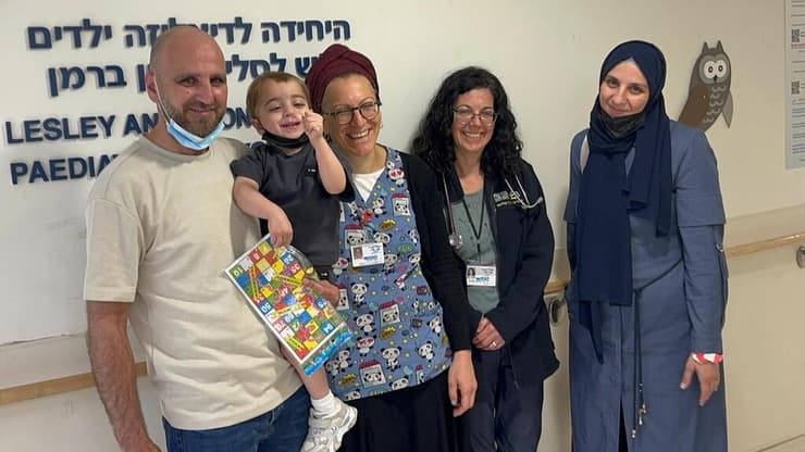 מימין לשמאל: האם סאג'דה שוויקי, ד"ר אפרת בן שלום, האחות ידידה רבי, יוסף ואביו נאדר (צילום: דוברות שערי צדק) מימין לשמאל: האם סאג'דה שוויקי, ד"ר אפרת בן שלום, האחות ידידה רבי, יוסף ואביו נאדר