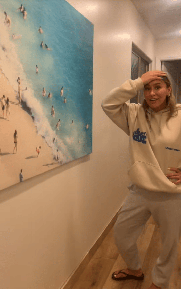 בלתי נתפס (Tiktok/@aubsbirrell) המשפחה יצאה לחופשה – ואז גילתה תמונה שלה מלפני עשור בדירת הנופש