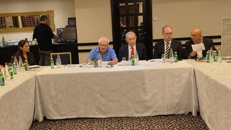 נתניהו וחיים כץ בוועדת החוקה של התנועה
התכנסות ועדת החוקה לפריימריז הליכוד
