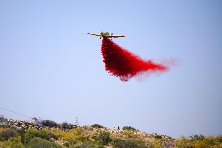 מטוס כיבוי באלמריה, אתמול (צילום: REUTERS/Ana Beltran) מטוס כיבוי באלמריה, אתמול