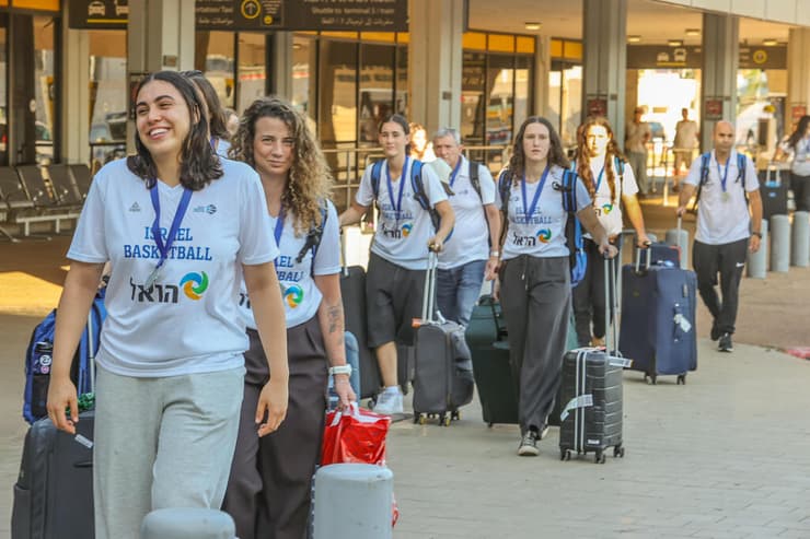 צילום: עידו ארז נבחרת העתודה נוחתת בישראל אחרי שסיימה במקום השני באליפות אירופה