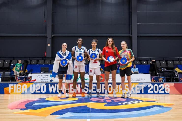 ואיפה ה-MVP? רביב עם פרס חמישיית הטורניר (צילום: FIBA PHOTOS) רביב עם פרס חמישיית הטורניר