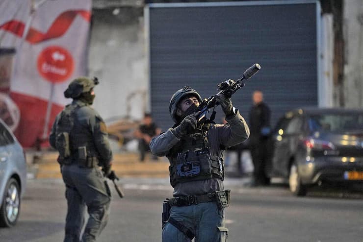 צילום: דוברות המשטרה מבצע למעצר חשודים בסחר באמל"ח ובסמים ברחבי הארץ