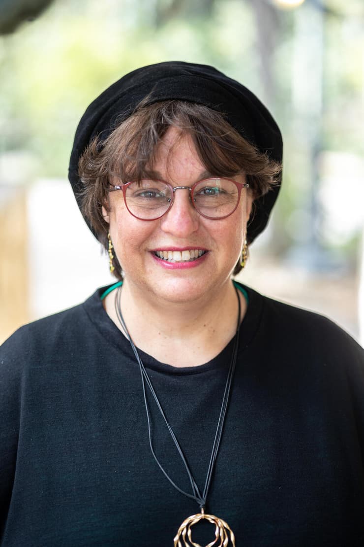 ד"ר אחינעם יעקבס. "המסע שלי התחיל בכלל כמחאה נגד כל מי שמנסה לנחם טרם עת" (צילום: אריאל נוילנדר) ד"ר אחינעם יעקבס