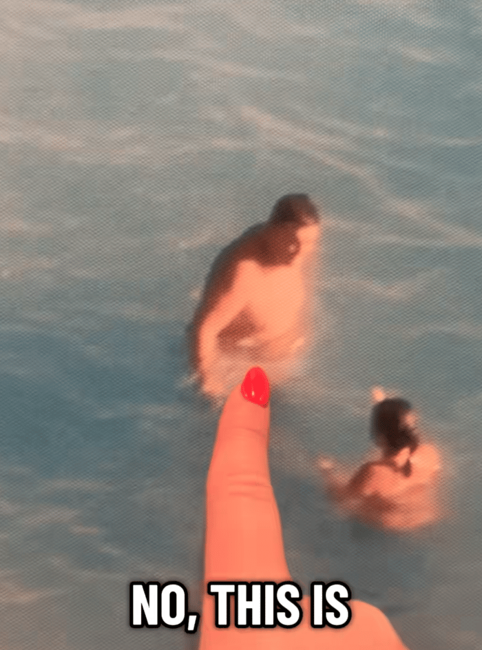 אב המשפחה ובתו בתמונה שצולמה לפני כעשור (Tiktok/@aubsbirrell) המשפחה יצאה לחופשה – ואז גילתה תמונה שלה מלפני עשור בדירת הנופש