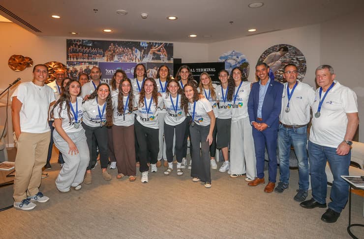נבחרת העתודה נוחתת בישראל אחרי שסיימה במקום השני באליפות אירופה (צילום: עידו ארז) נבחרת העתודה נוחתת בישראל אחרי שסיימה במקום השני באליפות אירופה