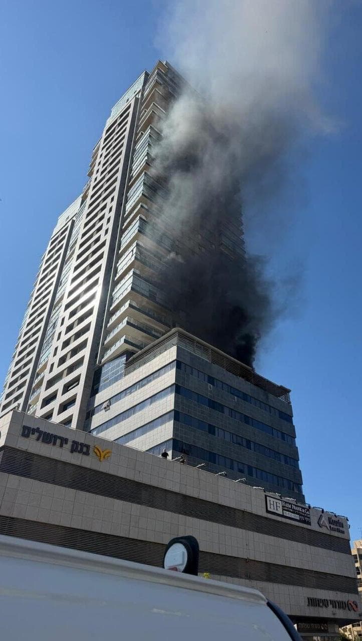 לוחמי אש מטפלים בשריפה שפרצה בבניין מסחרי באשדוד