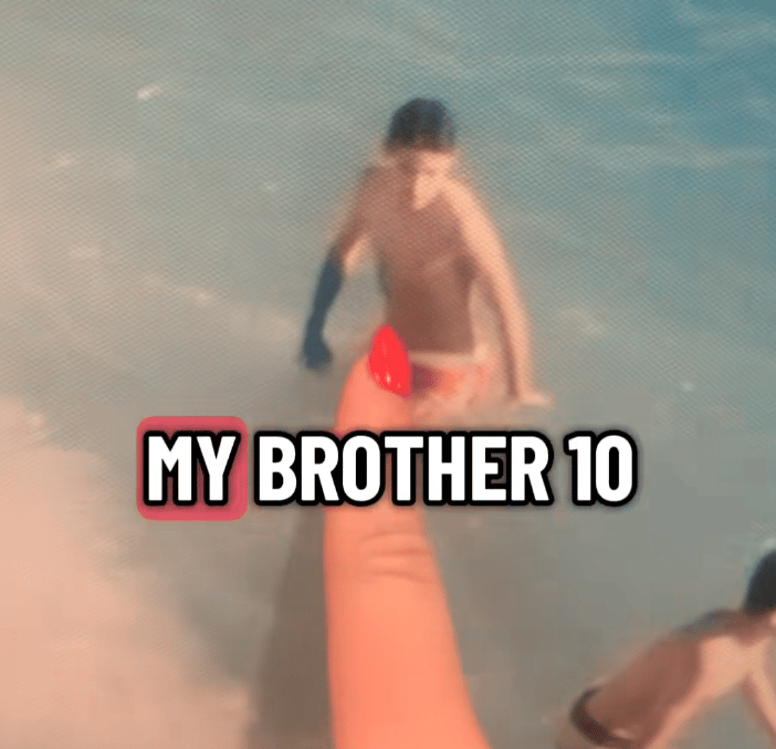 גם האח זוהה בבירור (Tiktok/@aubsbirrell) המשפחה יצאה לחופשה – ואז גילתה תמונה שלה מלפני עשור בדירת הנופש
