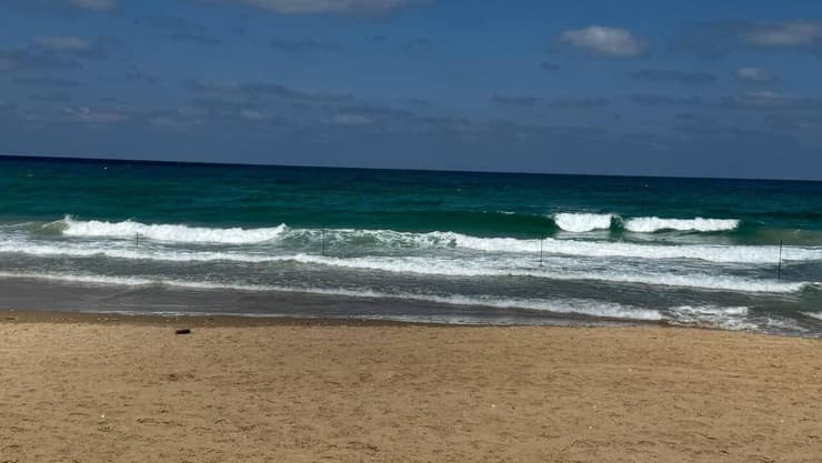 חוף בחיפה שנסגר בעקבות זיהום (צילום: איתן גליקמן) חוף בחיפה שנסגר בעקבות זיהום