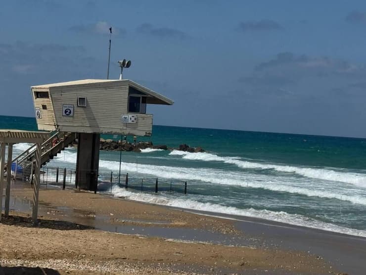 חוף זמיר בחיפה, שנסגר לרחצה (צילום: איתן גליקמן) חוף זמיר בחיפה, בחלק שנסגר לרחצה