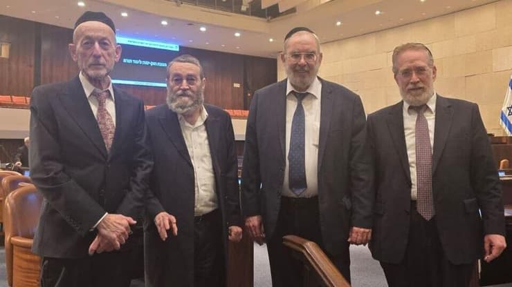 הח"כים החרדים שיזמו את החוק בתמונה משותפת יוזמי החוק חברי הכנסת של דגל התורה ברקע אישור חוק יסוד: לימוד תורה ההיסטורי שאושר כעת במליאה.