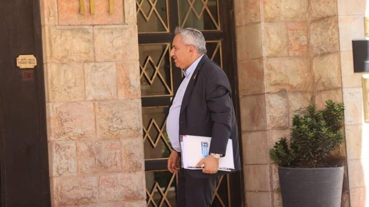 זאב אלקין בדרך לדיון (צילום: אלכס קולומויסקי) התכנסות ועדת החוקה הליכוד ליכוד פריימריז זאב אלקין