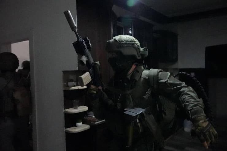 "כשאמרתי לנווד שזה קורה, הוא היה בהלם מוחלט". הפשיטה על בתי החשודים (צילום: דוברות המשטרה) הסוכן הבדואי הראשון שהופעל ע״י להב 433
