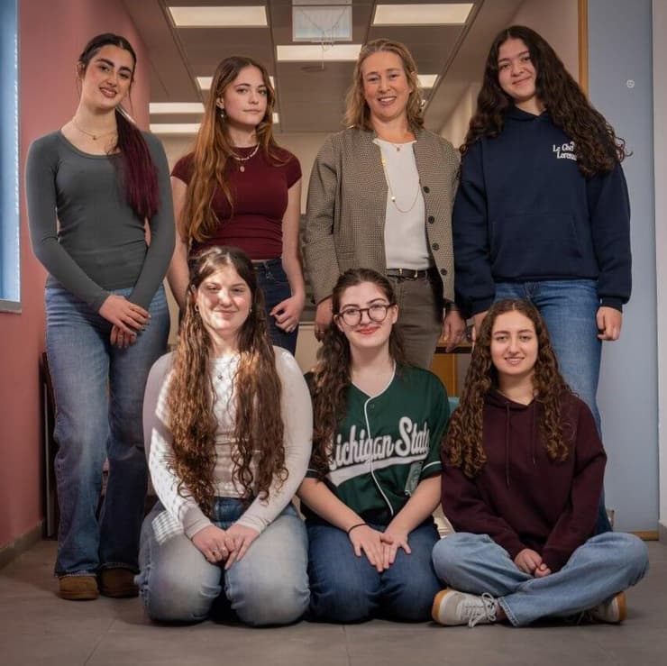 תלמידות בבית ספר תיכון חילוני לנערות "ענבר" בירושלים