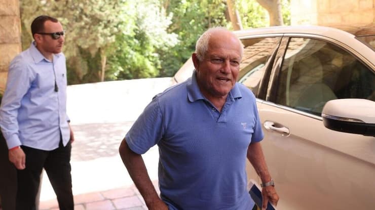 חיים כץ מגיע לוועדת החוקה של הליכוד (צילום: אלכס קולומויסקי) התכנסות ועדת החוקה הליכוד ליכוד פריימריז חיים כץ