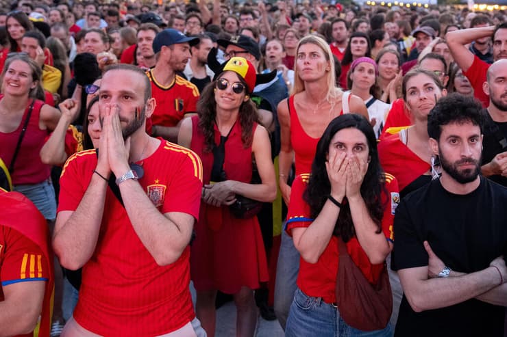 חגיגות על הקשקש. אוהדי ספרד (צילום: AP Photo/Marius Burgelman) אוהדי ספרד