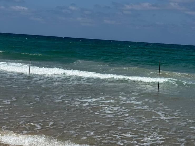 חוט נקשר בין עמודים באזור שנאסר לרחצה בחוף זמיר (צילום: איתן גליקמן) חוט נקשר בין עמודים באזור שנאסר לרחצה בחוף זמיר