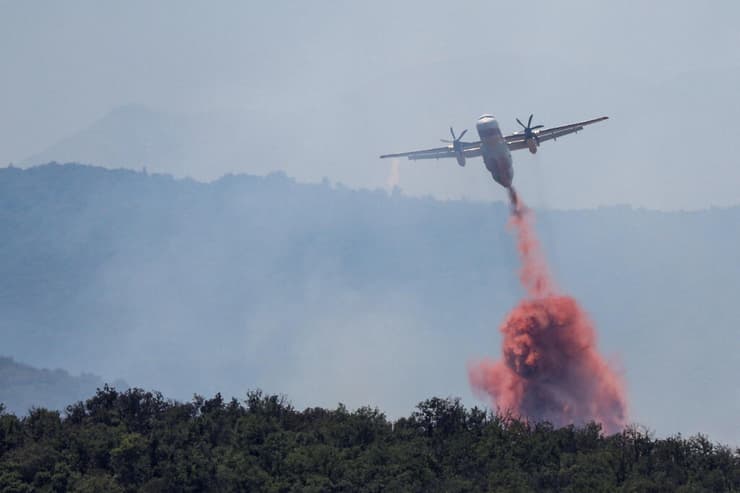 המאבק בלהבות ליד פריז, היום (צילום: REUTERS/Bruna Casas) המאבק בלהבות ליד פריז, היום