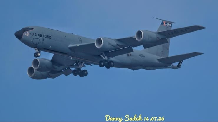 מטוס תדלוק אמריקני לקראת נחיתה בנתב"ג, הבוקר (צילום: דני שדה) מטוס תדלוק אמריקני לקראת נחיתה בנתב"ג