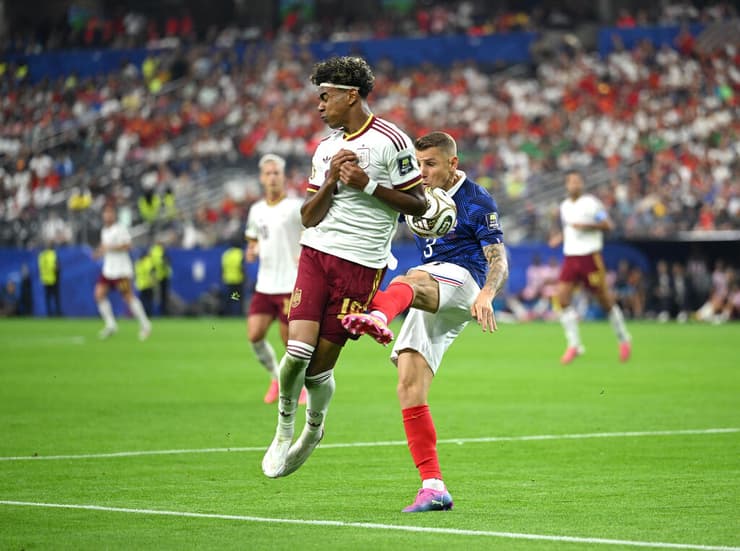 לוקה דין מכשיל את לאמין ימאל (צילום: Shaun Botterill / Getty Images) לוקה דין מכשיל את לאמין ימאל