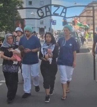 השער עם הכיתוב "עזה" בהפגנה בשטוקהולם (צילום: מתוך הרשתות החברתיות) השער עם הכיתוב "עזה" בהפגנה בשטוקהולם