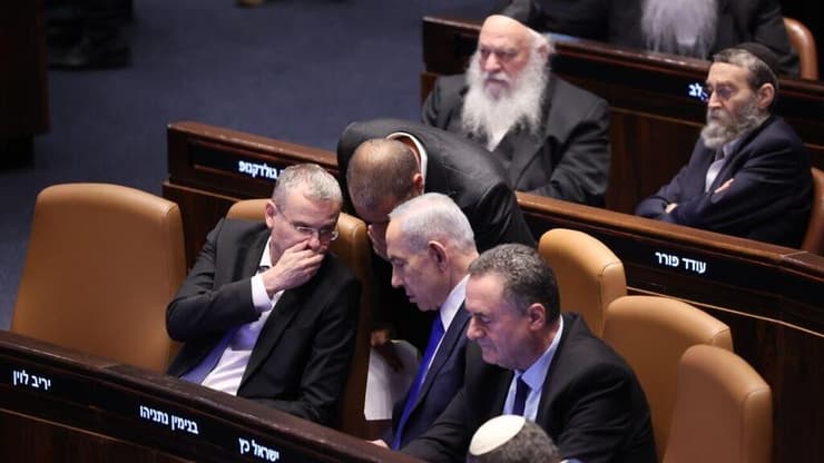 יצא מהמליאה לפני ההצבעה (צילום: אלכס קולומויסקי ) הצבעה לחוק שירות ביטחון במליאת הכנסת