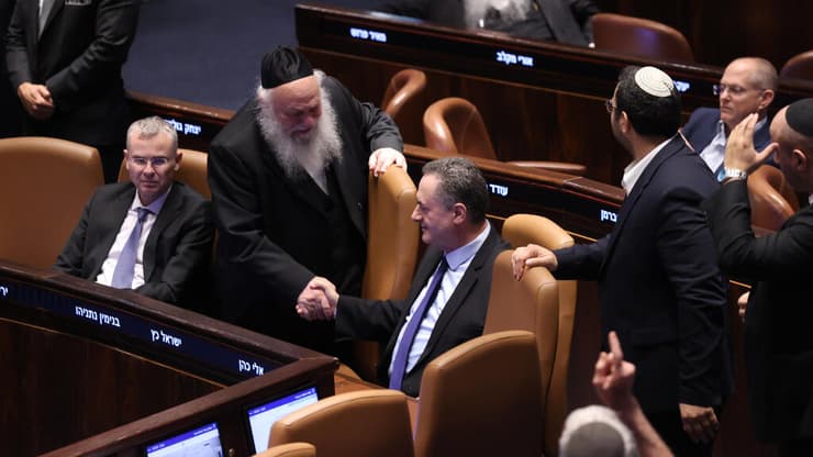 כ"ץ וגולדקנופף במליאה, אתמול (צילום: אלכס קולומויסקי ) מליאת הכנסת