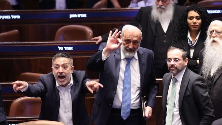 גם חברי כנסת חרדים תמכו (צילום: אלכס קולומויסקי ) אריה דרעי בהצבעה במליאה