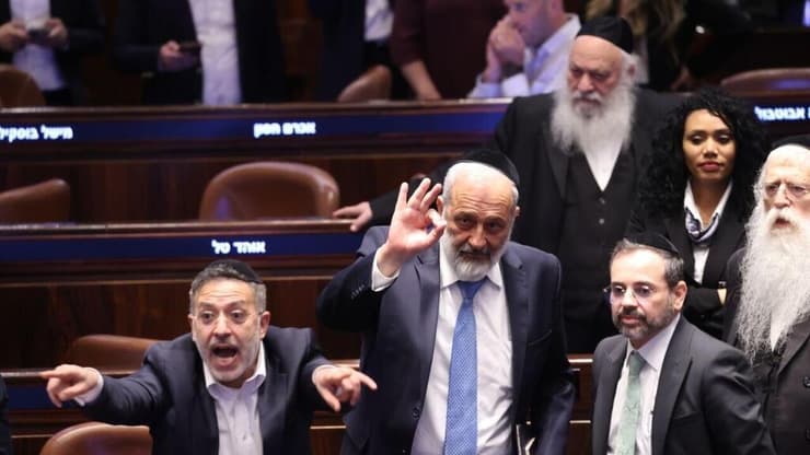 אריה דרעי בהצבעה במליאה (צילום: אלכס קולומויסקי ) אריה דרעי בהצבעה במליאה