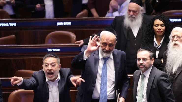 חוגגים במליאה (צילום: אלכס קולומויסקי ) אריה דרעי בהצבעה במליאה