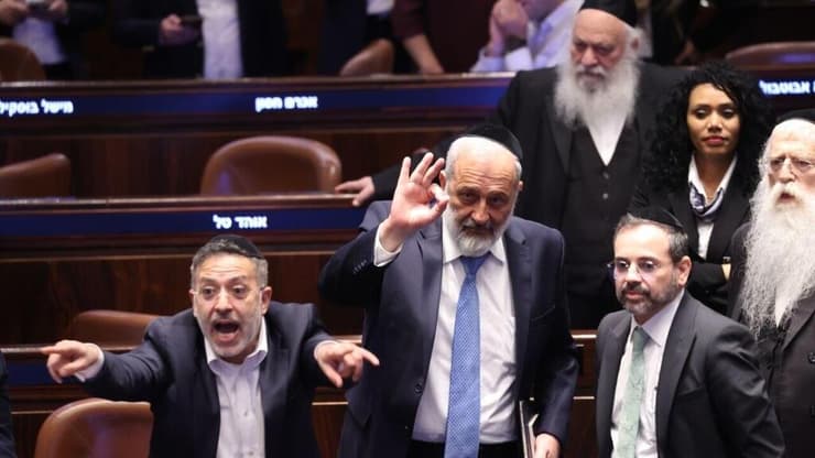 אישור חוק פטור ממעצרים לחרדים. הח"כים במליאה (צילום: אלכס קולומויסקי) אריה דרעי בהצבעה במליאה