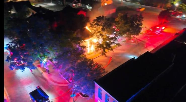 הבניין עולה בלהבות (צילום: Zionsville Fire Department) הבניין עולה בלהבות