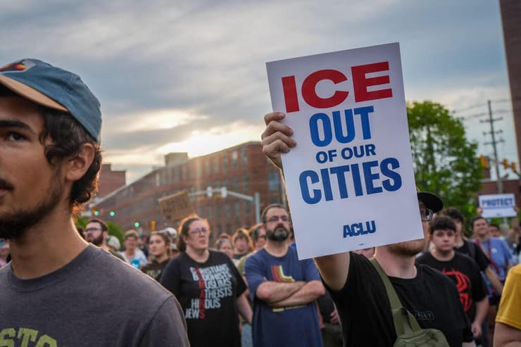 "ICE החוצה מהערים". בהפגנה אתמול במיין (צילום: RYAN MURPHY / GETTY IMAGES NORTH AMERICA / AFP) ארה"ב מיין עצרת אחרי הרג חואן סבסטיאן גררו על ידי ICE